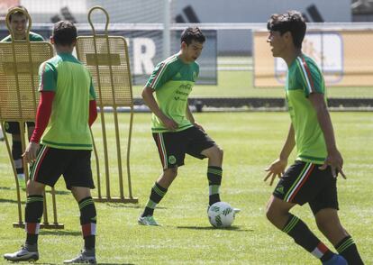 Hirving Lozano (c) durante un entrenamiento