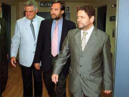 Colunga, Beneroso y Benjumea (de izquierda a derecha), en la sede de la patronal andaluza.