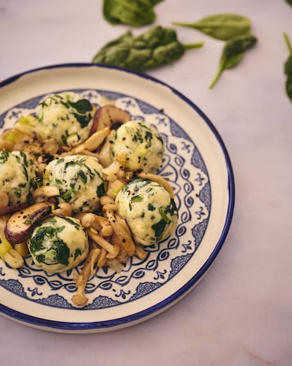 ‘Dumplings’ de feta y espinacas con mantequilla y setas.