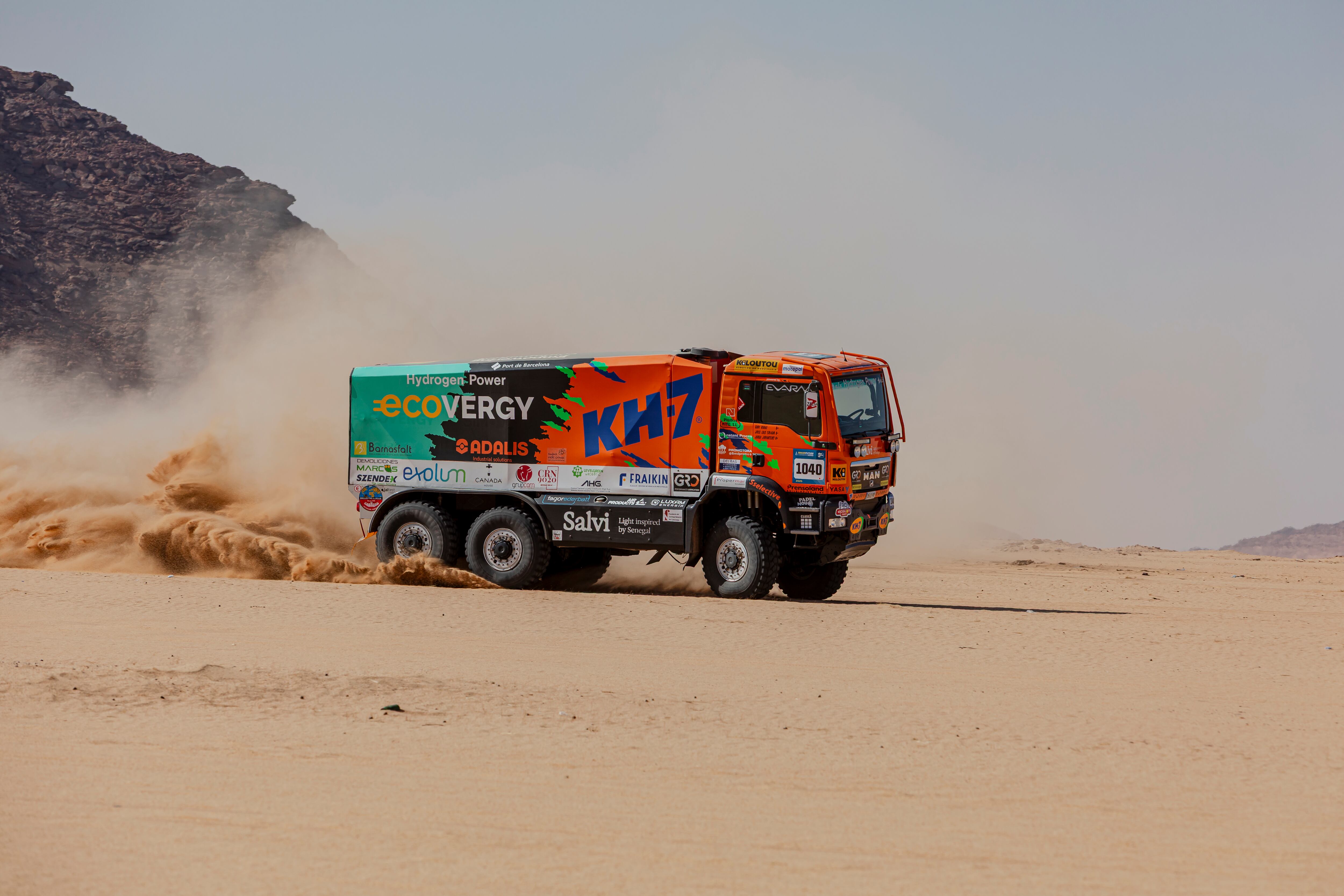 El camión en el que Criado es copiloto, en acción en el Dakar 2026.