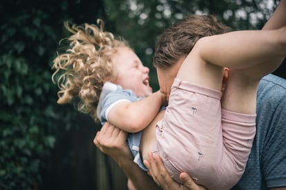 Jugar con los hijos influye favorablemente en la activación de diferentes sustancias, al igual que en los niños, puesto que se liberan endorfinas.