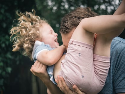 Brincar com os filhos influi favoravelmente na ativação de diferentes substâncias nos pais, assim como nas crianças, porque há liberação de endorfinas.