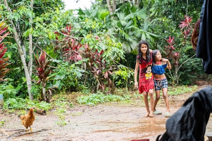 Meninas da comunidade Cofan, em Avie, no rio Bermeja.