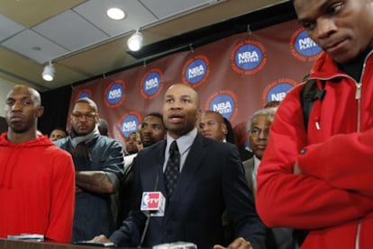 El presidente del sindicato de jugadores y base de los Lakers, Derek Fisher, anuncia la ruptura de las negociaciones.