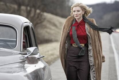 Carol (Cate Blanchett) es la mujer más guapa del mundo. Así la ve Therese (Rooney Mara), y así la vemos nosotros. Pero también es una señora que entiende, con más honestidad que resignación, que no puede existir ni ser una buena madre si no encuentra su propia felicidad. Y si esa felicidad requiere ceder la custodia de su hija a su exmarido, que así sea. Carol no es una mujer fácil, pero es tremendamente cinematográfica, y 'Carol' es un melodrama como los de antes que hace justicia, con carácter retroactivo, con todas esas lesbianas cuya historia nunca fue contada por el Hollywood de los 50. La causa LGTB ha llegado tarde a muchos géneros en el cine, pero cuando llega lo hace con más pasión que ninguna otra.