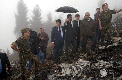 El ministro de Defensa, Federico Trillo (en el centro), junto a su homólogo turco, Vecdi Gonul (a la derecha), durante la visita al lugar del accidente del avión Yakovlev 42 ucraniano, en el nordeste de Turquía, el 17 de mayo de 2003.