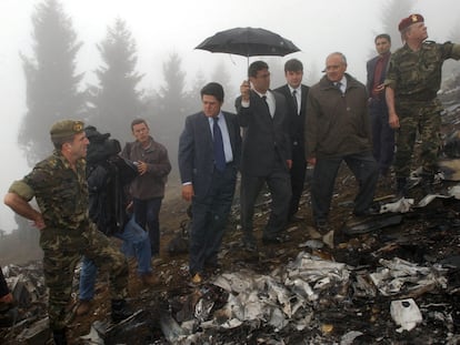 El ministro de Defensa, Federico Trillo (en el centro), junto a su homólogo turco, Vecdi Gonul (a la derecha), durante la visita al lugar del accidente del avión Yakovlev 42 ucraniano, en el nordeste de Turquía, el 17 de mayo de 2003.