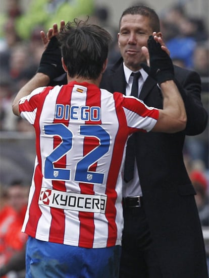 Diego celebra su gol con Simeone