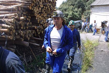 Compañeros de los dos mineros atrapados en el pozo Albares, ayer, a la salida de uno de los turnos de trabajo para rescatarlos.