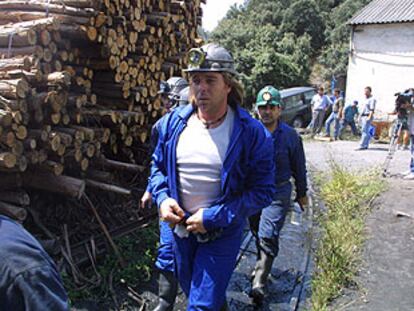 Compañeros de los dos mineros atrapados en el pozo Albares, ayer, a la salida de uno de los turnos de trabajo para rescatarlos.