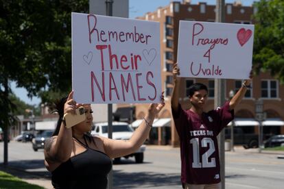 Jovenes protestan en el centro de la ciudad después del tiroteo en Uvalde, Texas.
