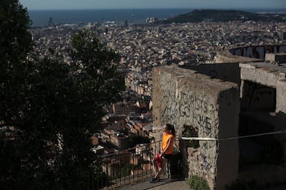 Una noia, vestida de 'runner', pren el sol als búnquers del Carmel.