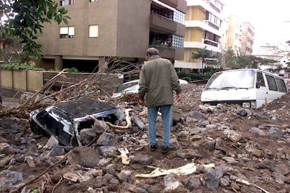 2002. Ocho muertos en Tenerife. En un solo día, cayó toda la lluvia que tenía que caer en un año: 232 litros por metro cuadrado en Tenerife. La riada se cobró ocho vidas. En la imagen, un vecino observa el estado de algunos vehículos en el barrio Ifara de la capital tinerfeña. 