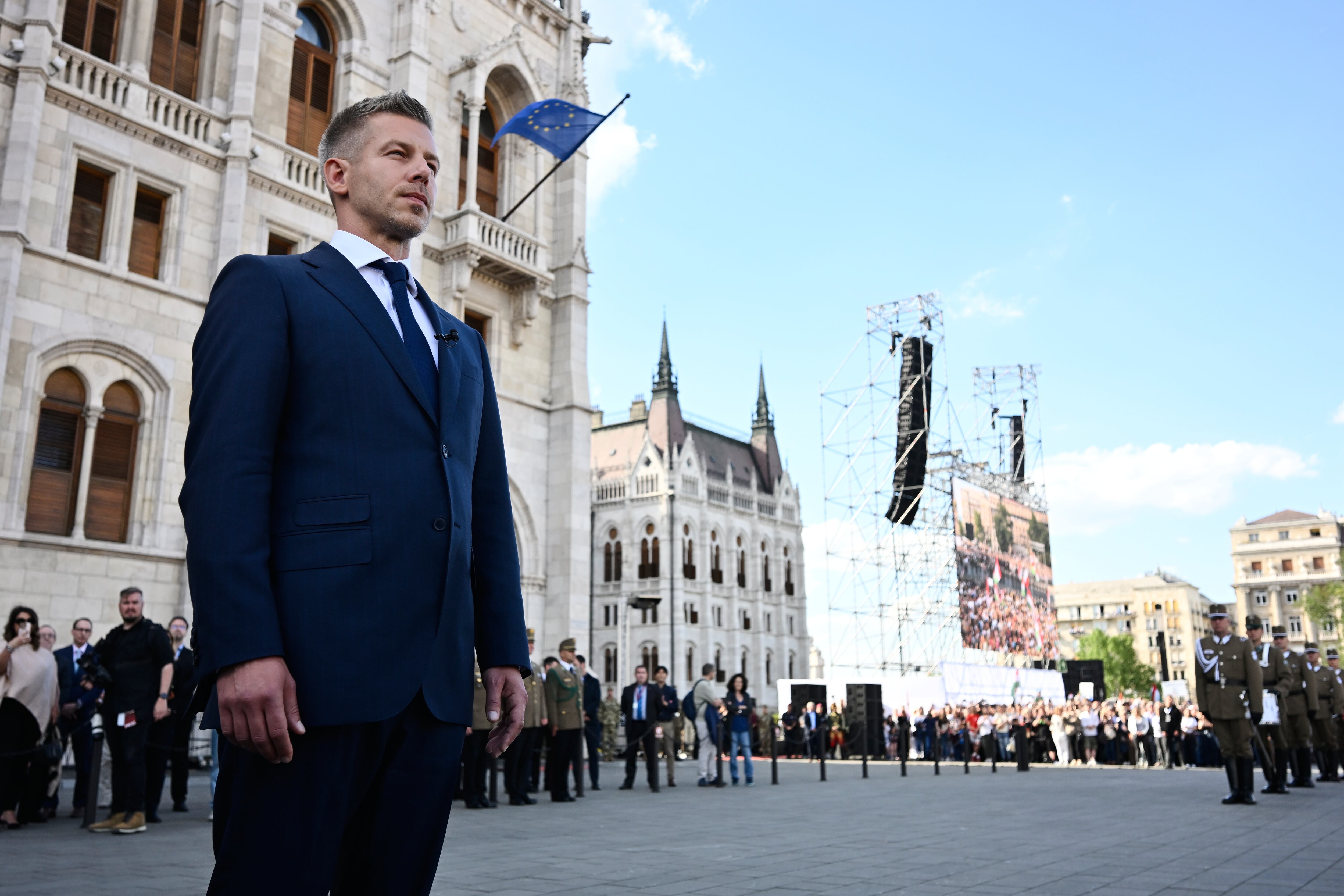 Magyar inaugura el cambio de régimen en Hungría