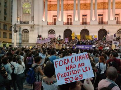 Milhares de mulheres foram às ruas contra o PL 5069 no Rio (foto) e em São Paulo.