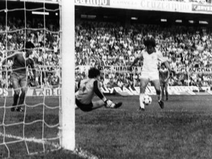 Bertoni supera a Arconada en el 1-0 del Sevilla-Real de 1980, en el estadio Sánchez Pizjuán.