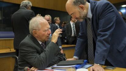 Wolfgang Schauble, ministro alemão de Finanças, conversa com Pierre Moscovici, comissário econômico da UE.