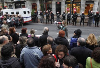 Marije Fernández (en el centro), delegada sindical de ELA, encabeza las propuestas de los manifestante frente a la tiende de <i>For.</i>