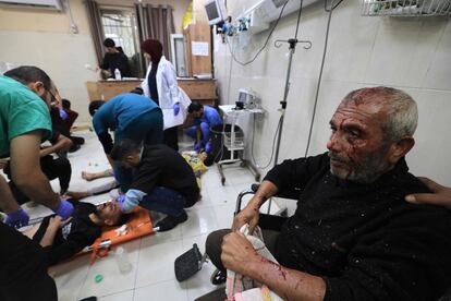 Personal sanitario del hospital Nasser atiende a los heridos en los bombardeos israelíes, este domingo en Jan Yunis. 