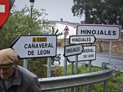 Entrada a Hinojales (Huelva) el segundo municipio andaluz que más población ha perdido.