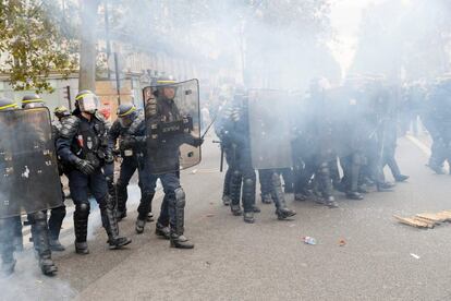 Policias antidisturbios tras el gas lacrimógeno en la manifestación contra la reforma laboral, en París.