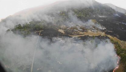 Incêndios florestais arrasam a vegetação no estado de Mato Grosso. O Estado vive do agronegócio e é responsável por grande parte da exportação de soja, milho e algodão do Brasil. Ali encontram-se também os parques Chapada dos Guimarães —que já perdeu o 12% de sua vegetação— e Serra de Ricardo Franco, na fronteira com Bolívia.