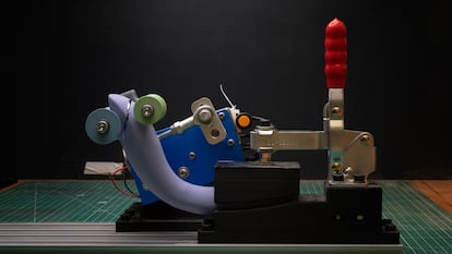 Lovehoney’s Womanizer OG in testing machinery.