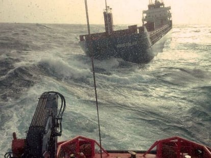 El buque holandés, a la deriva en aguas próximas a Ferrol