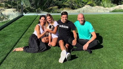 Enzo Zidane y su novia Karen Gonçalves, junto a Zinedine y Véronique Zidane.