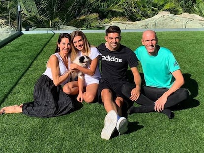 Enzo Zidane y su novia Karen Gonçalves, junto a Zinedine y Véronique Zidane.