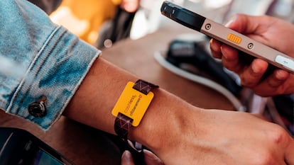 Un asistente carga su brazalete cashless durante una edición del festival Corona Capital, en Ciudad de México.