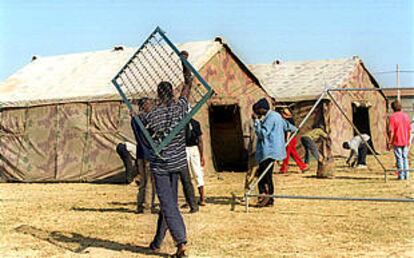 Campamento para inmigrantes montado por el Ejército en Alcarràs.