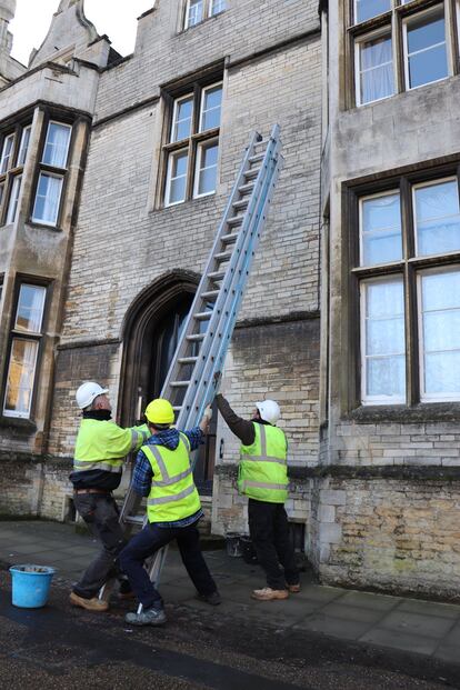 Tres trabajadores de la construcción reparan el tejado del edificio anexo a la catedral de Petersborough. "Mi esposa es profesora de un colegio público. A diario tiene que tratar con 16 dialectos diferentes. La mayoría proceden del este de Europa", dice el jefe del grupo. Igual que los otros dos, quiere mantener su irritación y rechaza dar su nombre para el reportaje, a pesar de que permita que se tome su fotografía.