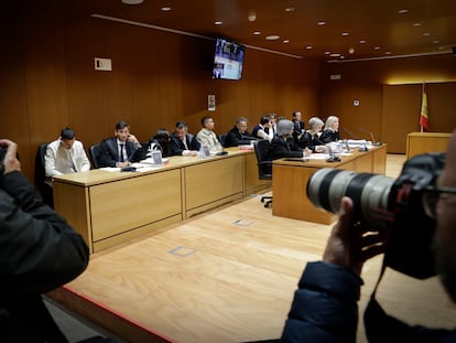 El principal acusado del crimen de Samuel Luiz, Diego Montaña (a la izquierda), se sienta en el banquillo junto al resto de los encausados, este miércoles, en la Audiencia Provincial de A Coruña.