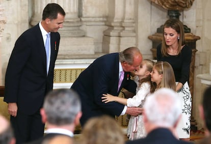 El rey Juan Carlos besa a sus nietas, Leonor y Sofía en presencia de los Príncipes de Asturias.