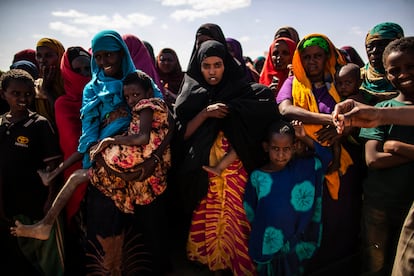 Un grupo de personas desplazadas, que han abandonado sus casas huyendo de la sequía y el extremismo islamista, en el campamento de Ladan, en Dolow.