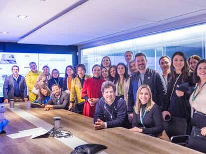 Los ministros integrantes de la Comunidad Araucaria con la directora de EL PAÍS, Pepa Bueno, en la redacción de Madrid.