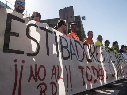 Los dos centenares de estibadores del turno de ma&ntilde;ana en el Puerto de Bilbao, que han secundado la huelga