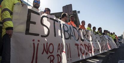 Los dos centenares de estibadores del turno de ma&ntilde;ana en el Puerto de Bilbao, que han secundado la huelga
