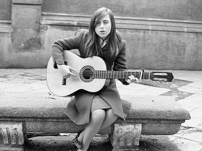 La cantautora Mari Trini, con su guitarra, en 1967.