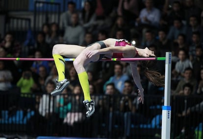 La atleta Ruth Beitia durante la final de salto de altura en los Campeonatos de España en pista cubierta de 2016 en los que consiguió la medalla de oro y se alzó al primer puesto del ránking mundial del año, con una marca de 1,98.