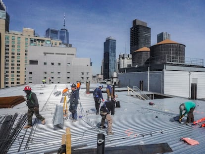 Trabajadores de la construcción en un edificio de Manhattan (Nueva York), en una imagen de archivo.