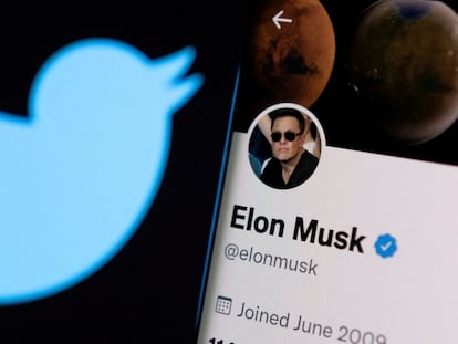 FILE PHOTO: Elon Musk's twitter account is seen on a smartphone in front of the Twitter logo in this photo illustration taken, April 15, 2022. REUTERS/Dado Ruvic/Illustration/File Photo