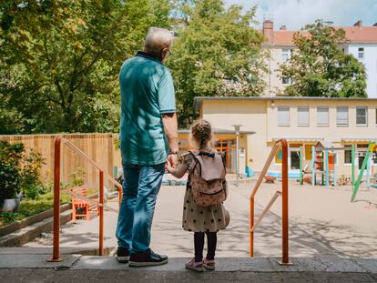 En España, el 35% de los mayores de 65 años cuida a sus nietos y nietas, al menos, varios días por semana.