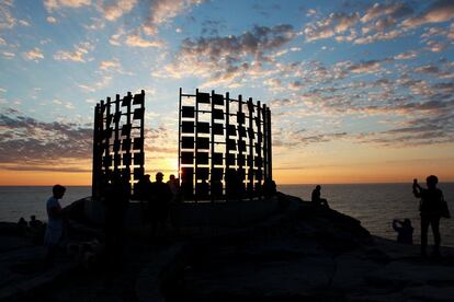 La escultura 'Half Gate', de Matthew Asimakis, Clarence Lee y Caitlin Roseby es una de las obras que podrá verse hasta el 8 de noviembre en el paseo marítimo de Bondi, en Sidney (Australia).