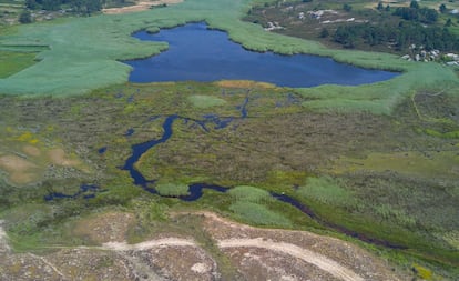 La laguna de Vixán, en Corrubedo, Ribeira (A Coruña).