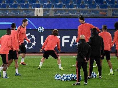 Jogadores do Real Madrid treinam às vésperas do jogo contra a Roma. 