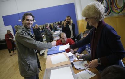 El candidato del Partido Popular a la alcaldía de San Sebastián, Borja Sémper, vota en un colegio de la ciudad.