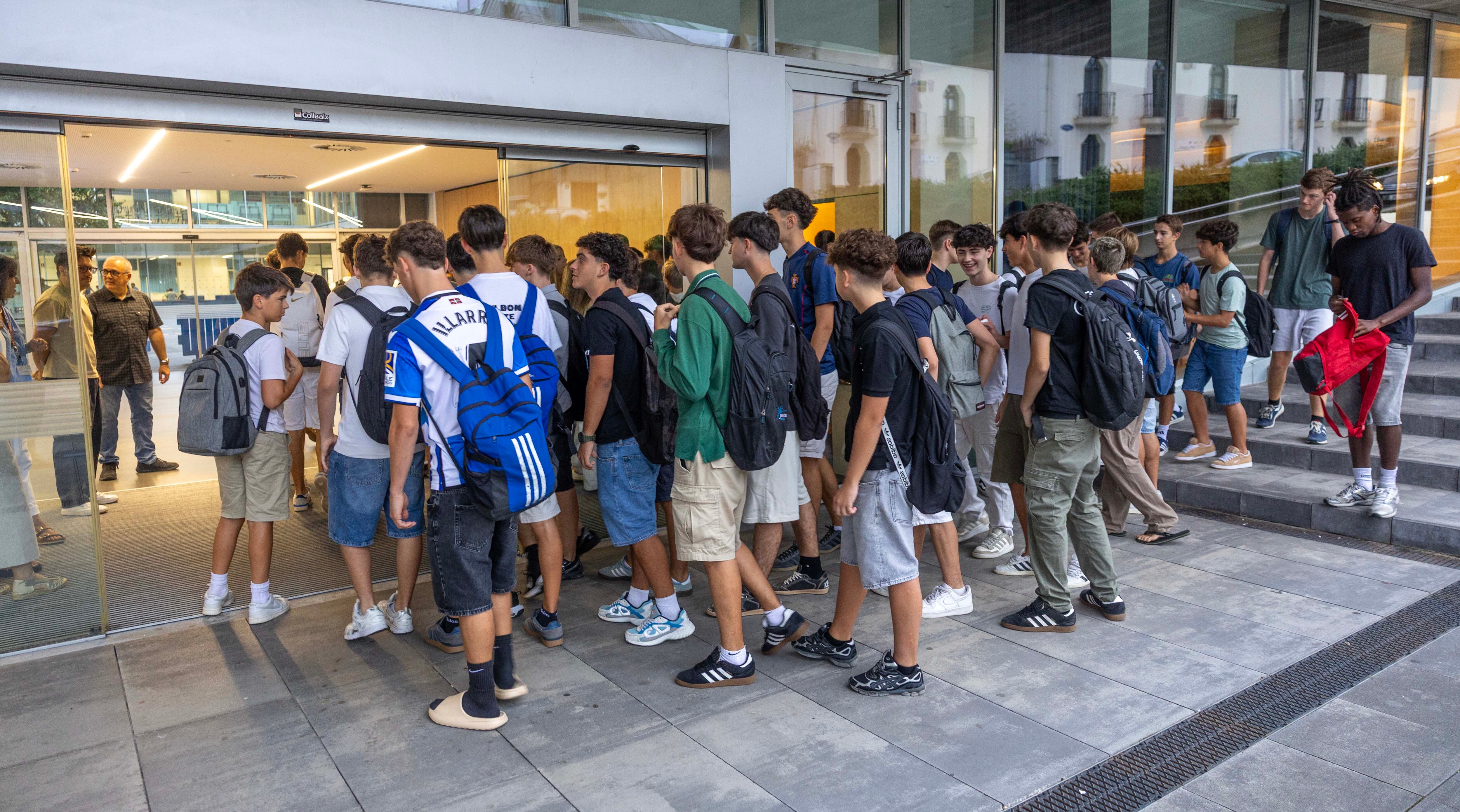Las causas del desmoronamiento educativo en PISA: los alumnos no leen, están menos dispuestos a esforzarse y crecen con el móvil