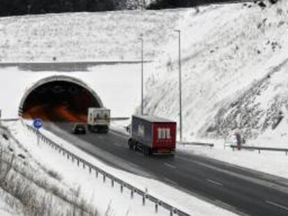 La Delegación del Gobierno ha activado en su fase de Alerta el Plan de Nevadas en la Red de Carreteras del Estado a su paso por la Comunidad ante la emisión por la Agencia Estatal de Meteorología (AEMET) de un aviso de nivel Naranja para mañana, domingo, en la sierra madrileña, donde se podrían acumular hasta 20 centímetros de nieve. EFE/Archivo